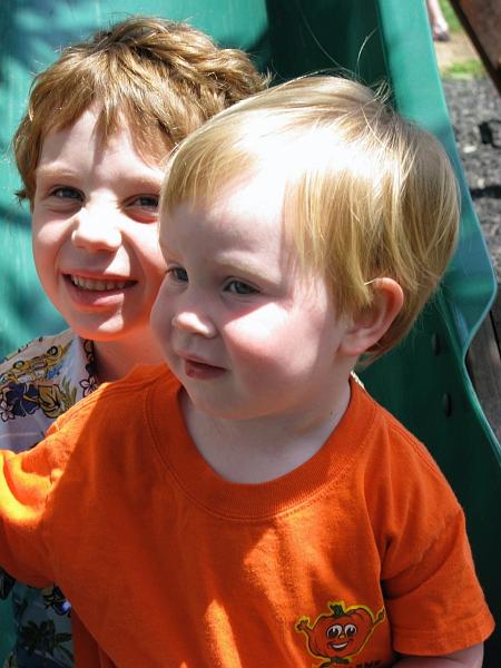 20080419.jpg - [en]19 April 2008 - the slide in the church playground[fr]19 avril 2008 - la glissoire derriere notre eglise