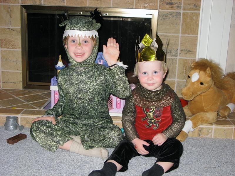 20080503.jpg - [en]3 May 2008 - At Nicole's birthday party - princess theme! Joel is a dragon, Eric is a prince[fr]3 mai 2008 - A l'anniversaire de notre amie Nicole qui est une princesse pour son anniversaire. Joel en dragon, Eric en prince.