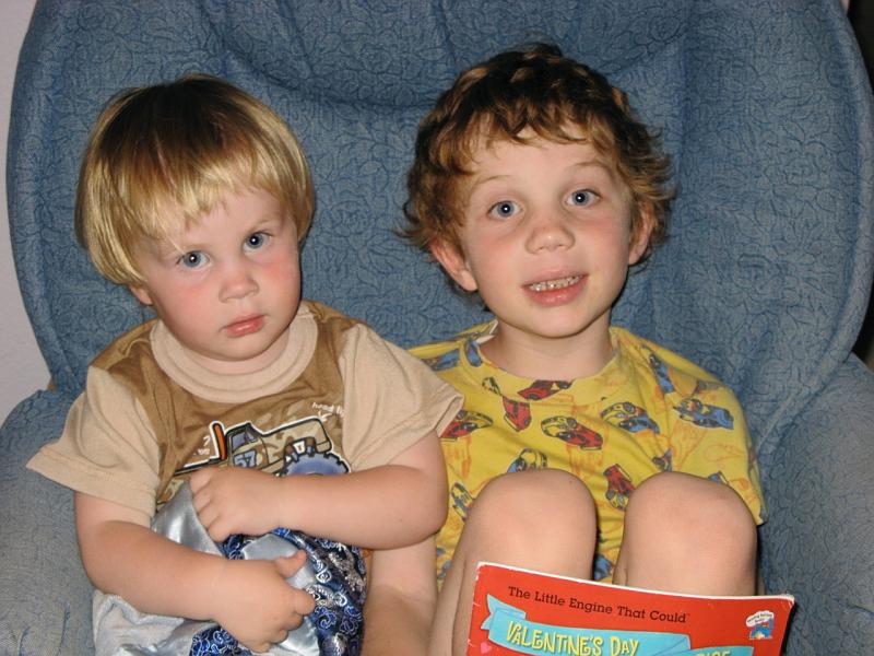 20080515.jpg - [en]15 mai 2008 sitting in Eric's room, reading a book[fr]15 mai 2008 assis dans la chambre a Eric, en train de lire un livre