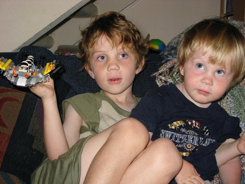 20080726.jpg - [en]26 July 2008, living room, Joel shows off his Lego spaceship[fr]26 juillet 2008, dans le salon, Joel nous montre son vaisseau spatial construit en Lego