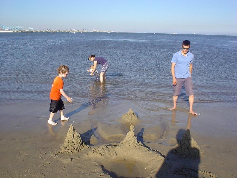 20080804.jpg - [en]4 August 2008 with their Swiss cousins at the beach in San Pedro[fr]4 aout 2008 avec leurs cousins suisses a la plage a San Pedro