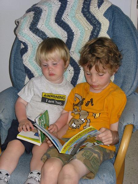 20080810.jpg - [en]10 August 2008, reading again in Eric's room[fr]10 aout 2008, de nouveau en train de lire dans la chambre a Eric