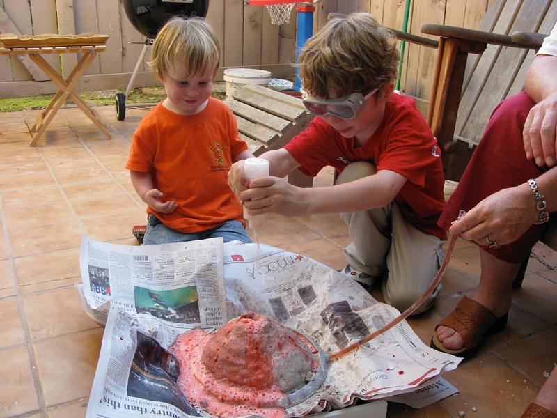 20080903.jpg - [en]3 September 2008, we're building a volcano on the patio[fr]3 septembre 2008, nous construisons un volcan dans le jardin