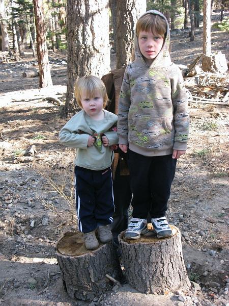 20081012.jpg - [en]12 October 2008, staying in the cabin at Big Bear (church camp)[fr]12 octobre 2008, nous allons a la montagne dans des petits chalets a Big Bear (au camp de notre eglise)