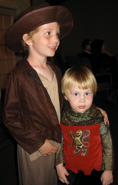 20081025.jpg - [en]25 October 2008, first Halloween party, Joel is Indiana Jones and Eric is a prince again[fr]25 octobre 2008, premiere fete avec les costumes pour celebrer Halloween, Joel est Indiana Jones et Eric a de nouveau mis son costume de prince