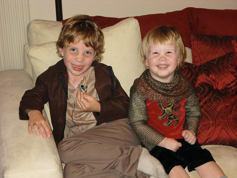 20081031.jpg - [en]31 October 2008, Halloween - Joel shows off some of his candy[fr]31 octobre 2008, Halloween - Joel nous montre un des bonbons qu'il a recus