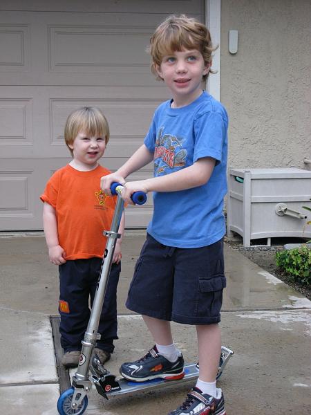 20081225.jpg - [en]25 December 2008 - Joel got a scooter for Christmas![fr]25 decembre 2008 - Joel a recu une trotinette pour Noel!